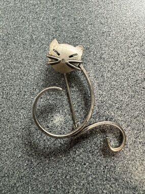Modernist cat brooch.